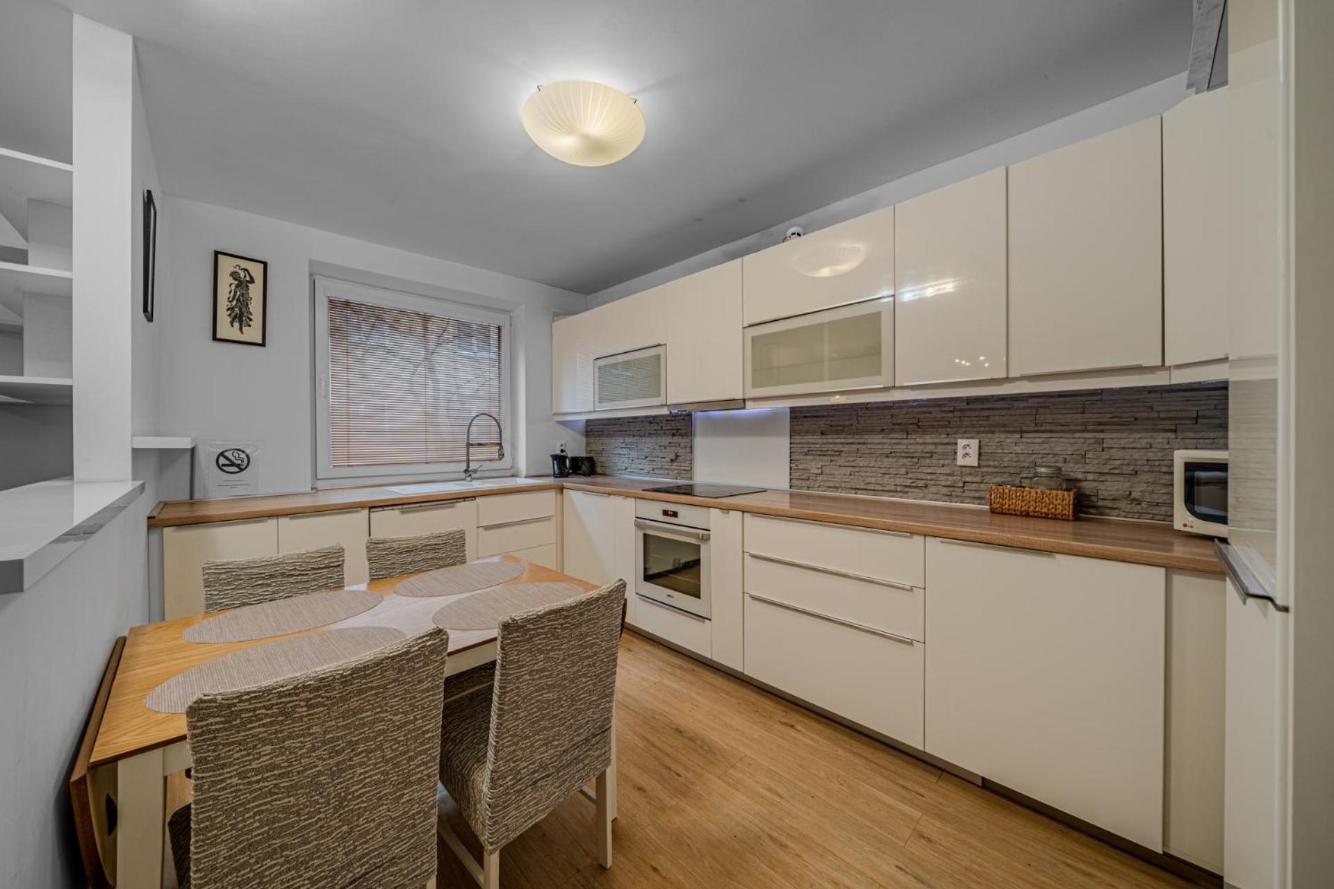 Huge Apartment Next To Train Station Close To The City Center Pressburg Exterior foto